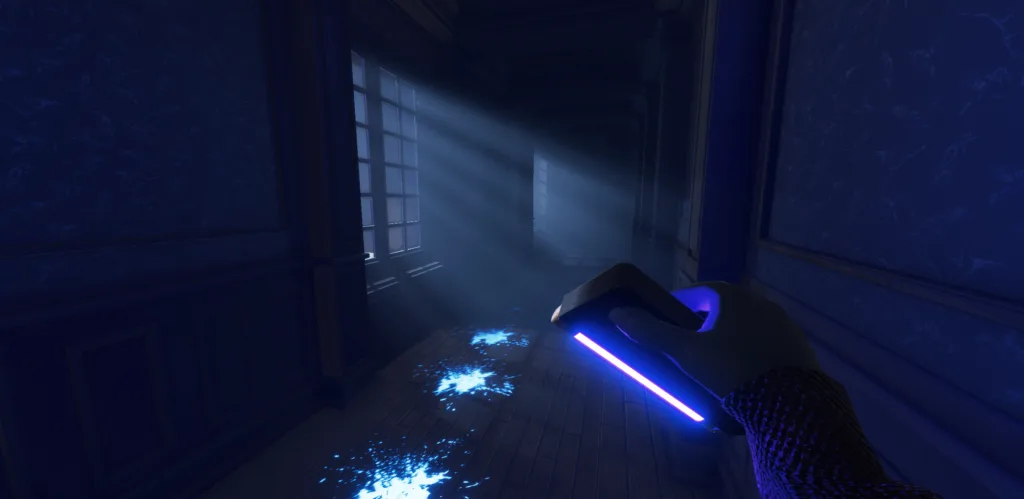 Hallway Blacklight Ein seicht in Mondlicht, dass durch die Fenster fällt, getauchter Raum wird zusätzlich von einer Schwarzlichtlampe die in Hand des Spielers liegt beleuchtet und offenbart so unsichtbare Spuren am Boden