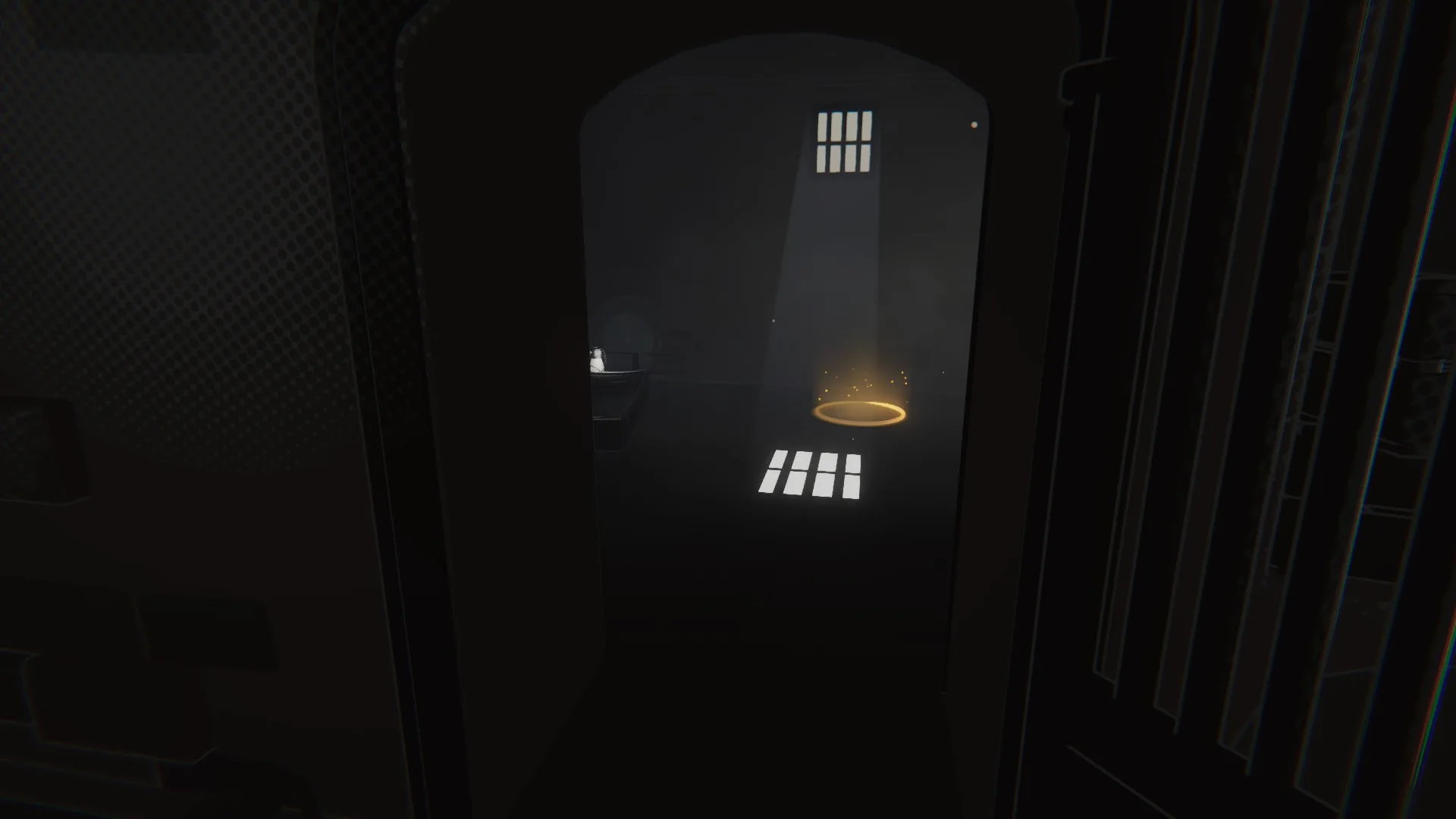 20250318195418 1 Selber Stil wie im ganzen Spiel, aber in den Erinnerungen Grau in Grau. Der zu betretene Bereich ist Gelb Leuchtend markiert. Durch ein vergittertes Fenster scheint Licht in die Szene, es ist eine Zelle. Auf dem Boden liegt eine Matraze