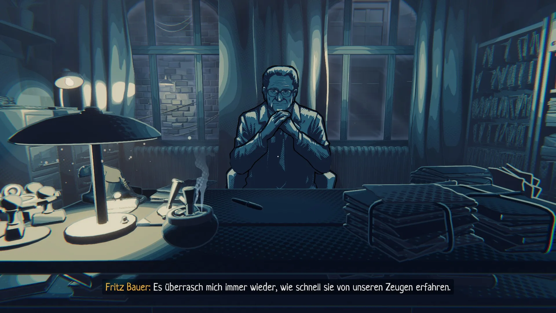20250320130841 1 Fritz Bauer in seinem Büro hinter seinem Schreibtisch. Auf dem Tisch ein Aschenbecher samt Zigarette, Tischlampe mit Schirm, Akten, einem Stift, Stempel. Im Büro links Aktenschränke, rechts Regale. Im Hintergrund Fenster die auf eine Mauer blicken lassen.