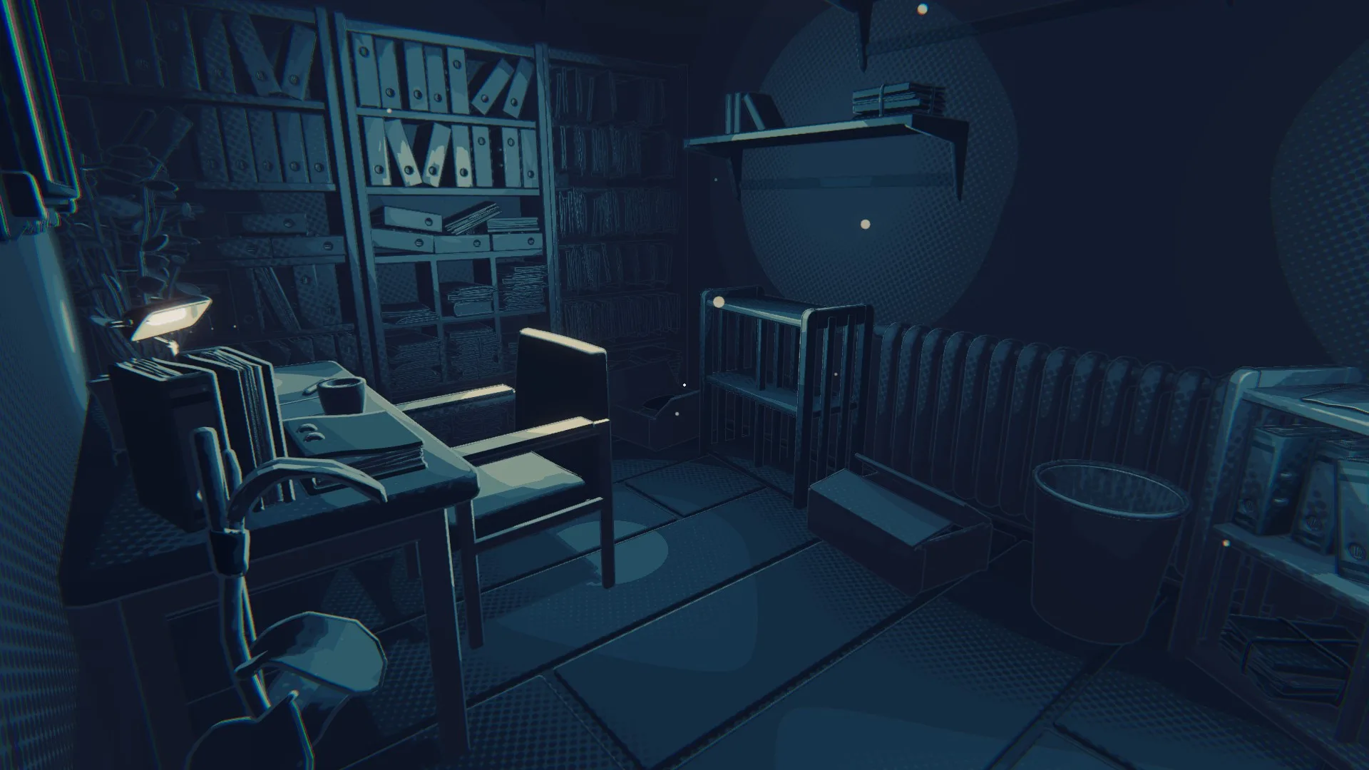 20250321175622 1 Das Archiv in The Darkest Files. Heizkörper an der Wand, außerdem ein Papierkorb im Raum. Die hintere Wand ist eine Regalwand voller Aktenordner. Links steht ein Schreibtisch mit Stuhl, Auf dem Tisch Order, eine Lampe, eine Tasse
